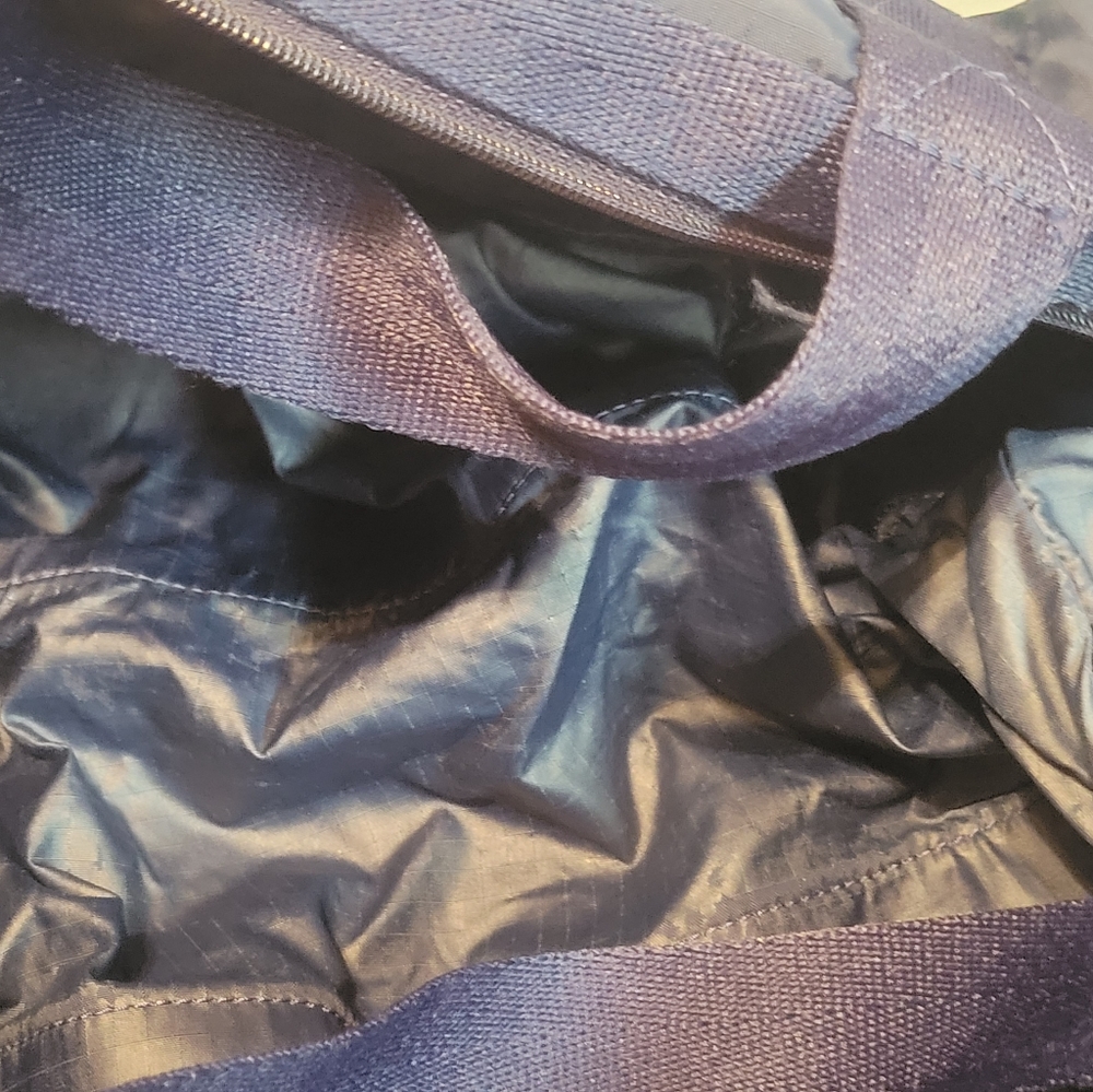 Lesportsac duffle bag. - Picture 2 of 14